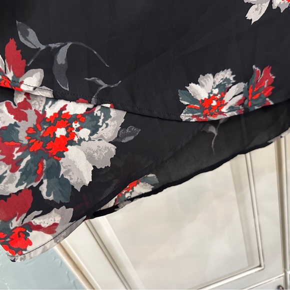 Floral Black and Red Women's Top - Picture 3 of 6